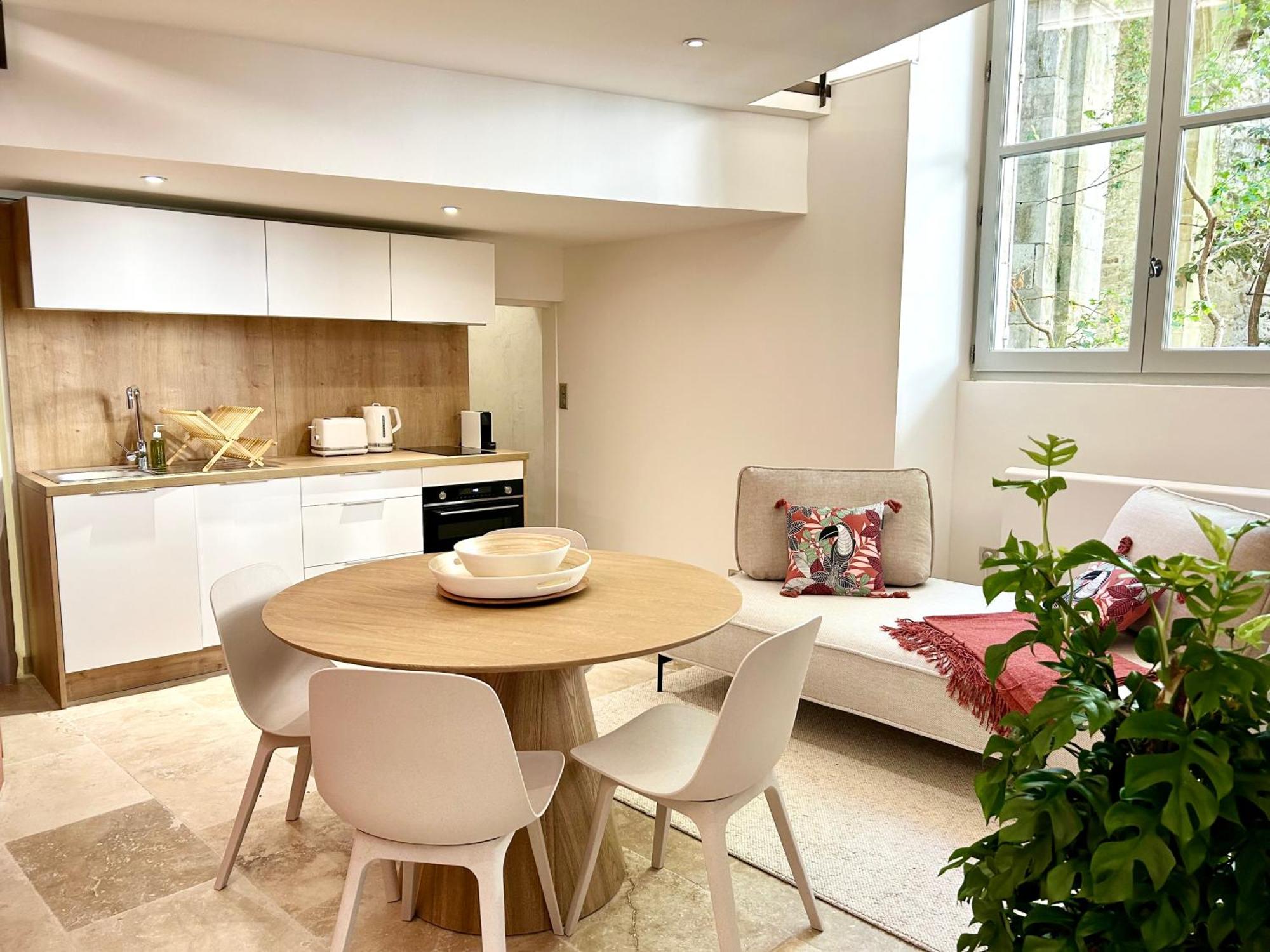 Le Pavillon Des Arenes - Jardin Et Terrasse Prives Appartement *