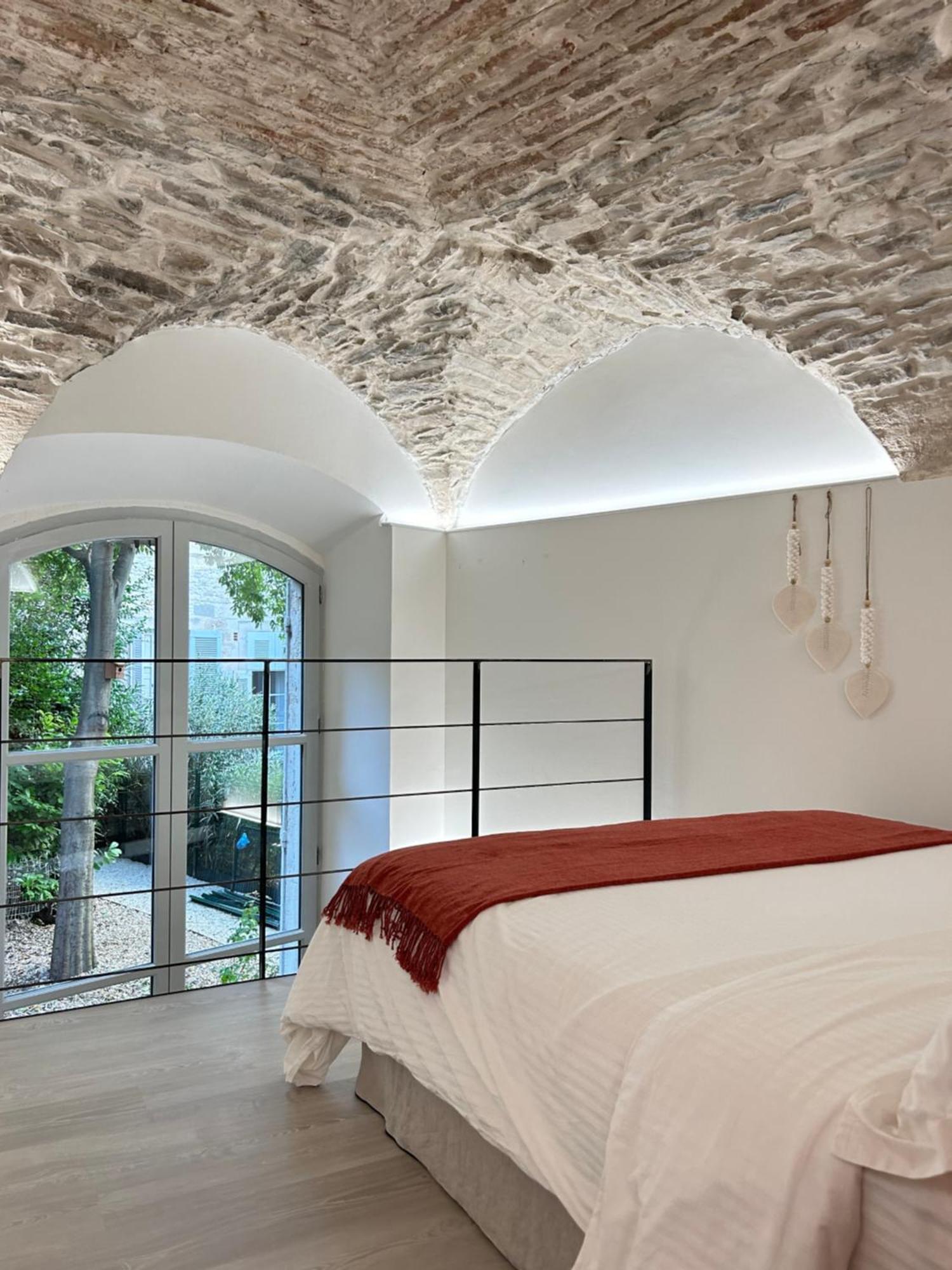 Le Pavillon Des Arenes - Jardin Et Terrasse Prives Appartement *