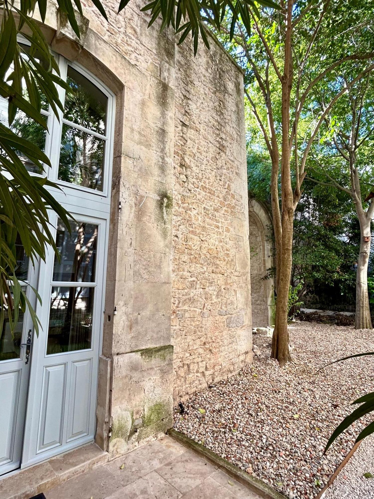Le Pavillon Des Arenes - Jardin Et Terrasse Prives Appartement *